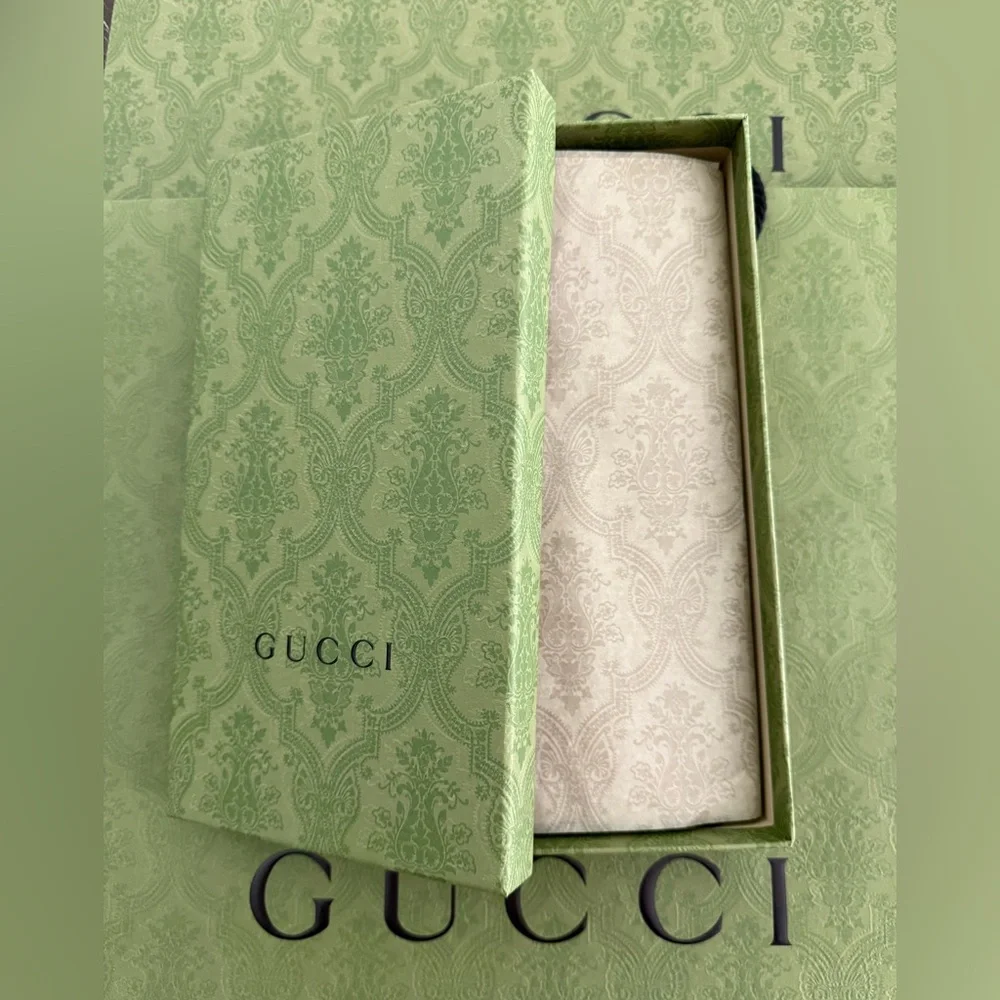 New GUCCI WOOL SCARF/SHAWL💙❤️ - Picture 9 of 10
